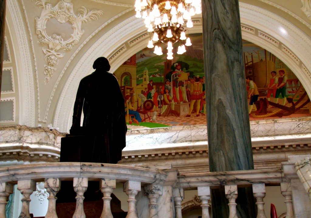 Okay. A lot of the pictures I took in here didn't turn out all that well. But I'm including a few of them that are okay, like this shot of the statue on the first floor, with the mural and the column. 