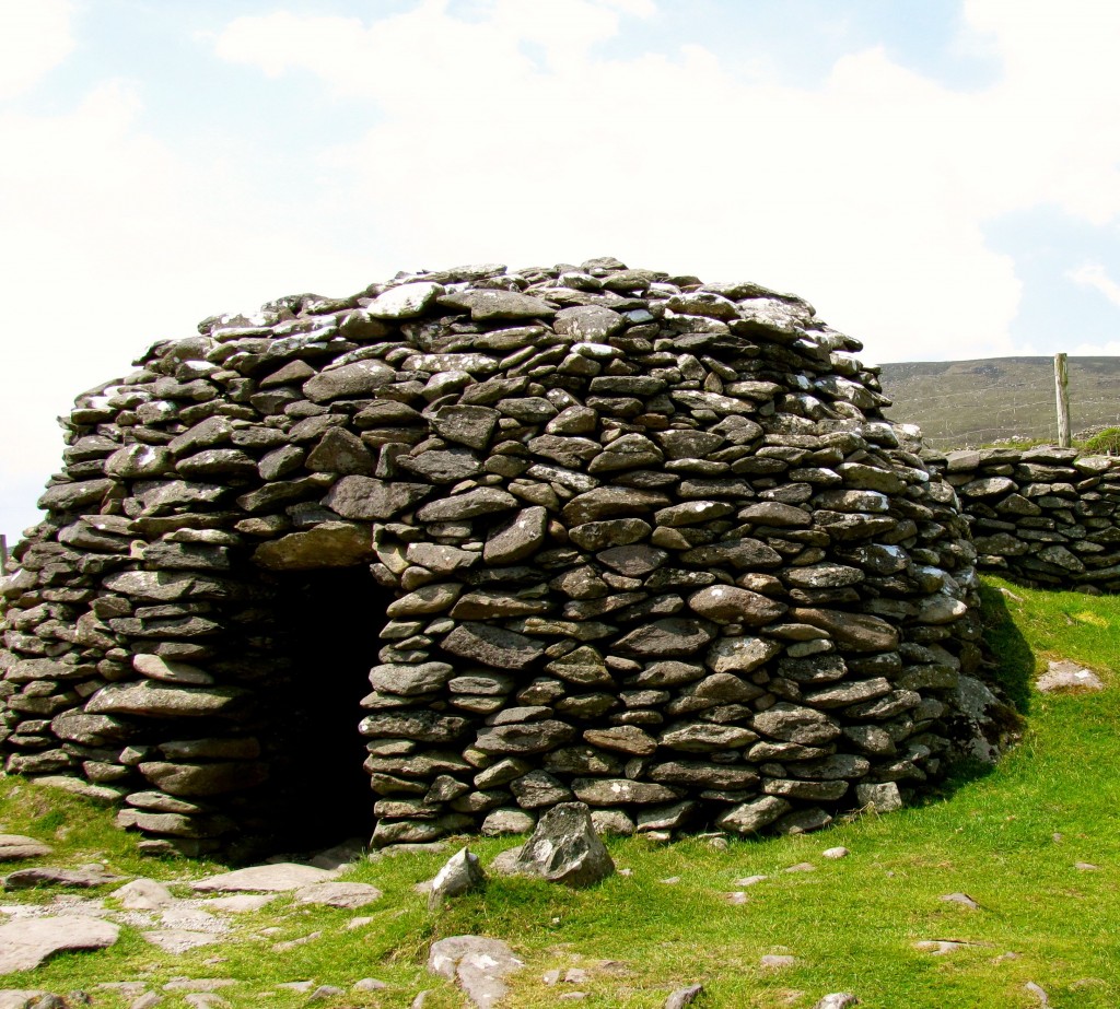 The beehive hut is still standing. Some of the other structures are undergoing some restoration.