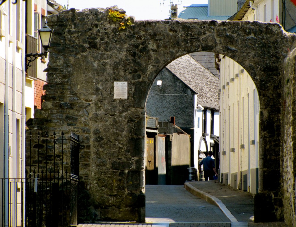 This is the last little bit of the original city wall and the last gate. It's called Blackfriar's Gate, because of the Dominican monks that used to use it passing in and out from the Black Abbey.