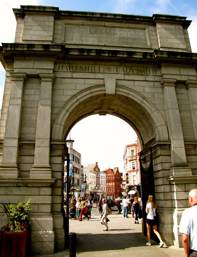 I wandered across the street into St. Stephen's Green under the Fusilier's Arch. The park was packed with people today. Again, nice weather that everyone was taking advantage of.