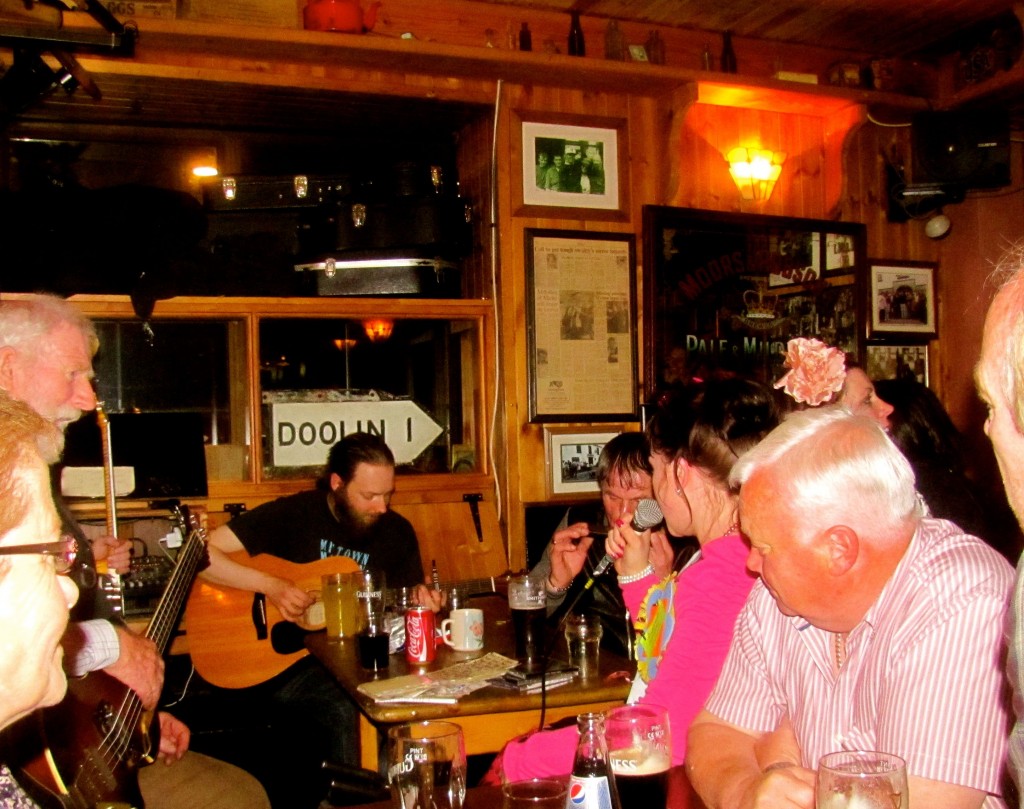 About all you can see of this woman is her pink sleeve and the microphone she's holding. She sang a wonderful version of Black is the Colour.