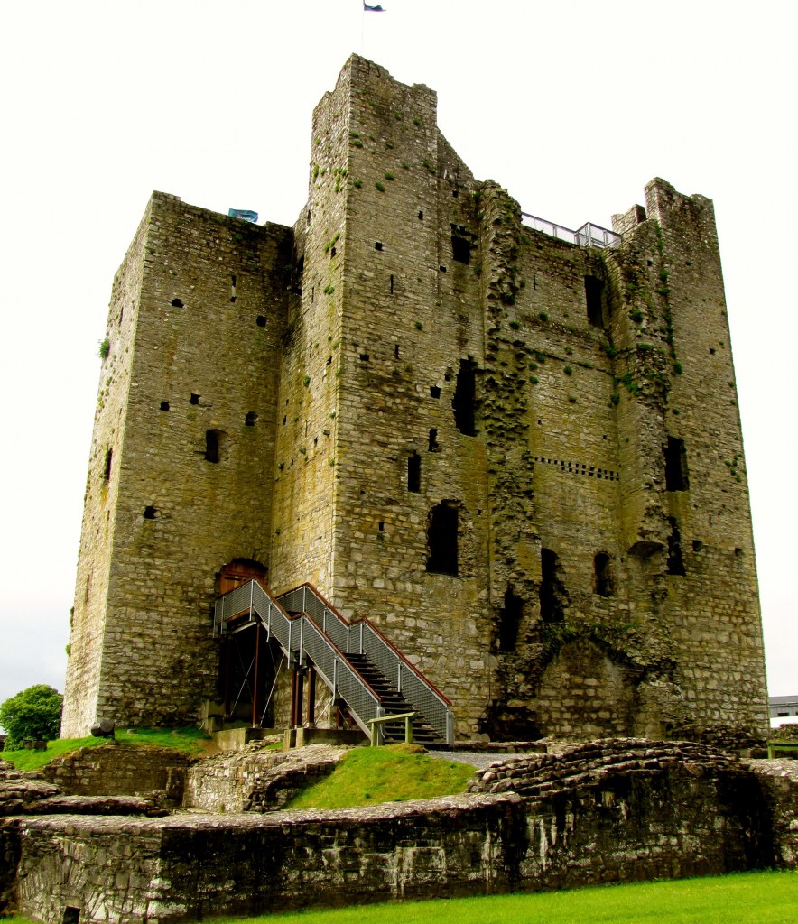 The keep is unusual - it's a square central building, with four (now three) smaller square towers, one attached to each central face. The northern tower, thought to have contained the food stores, has collapsed.