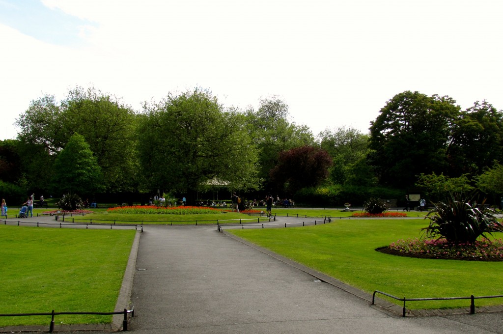 The central lawn of the park. Nice flower beds, a couple of fountains, and people everywhere. I am astonished that I got so few of them in the picture.