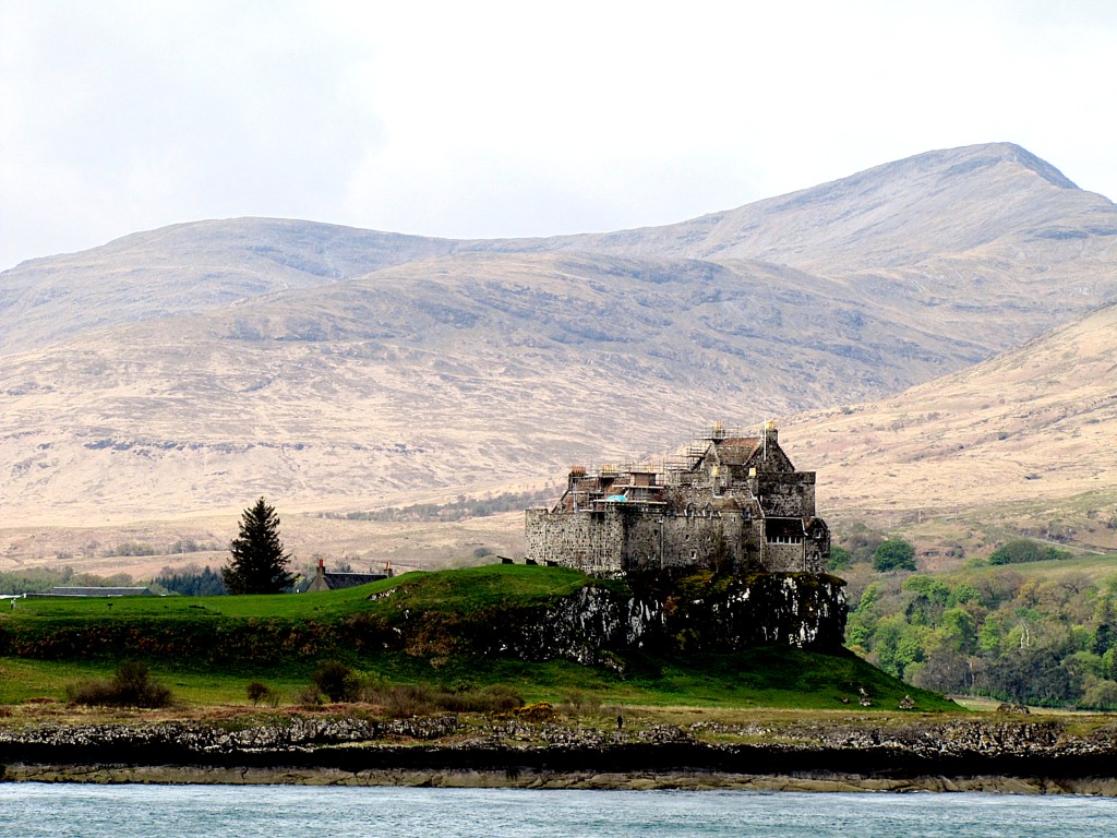 This is Duart Castle, the family seat of the MacLean clan. It's sitting on a very picturesque headland on Mull.