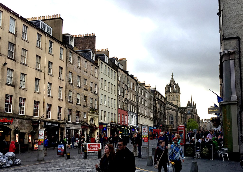 That led me, inadvertently, around to Edinburgh High Street. I look forward to walking it when I don't have all my luggage with me.