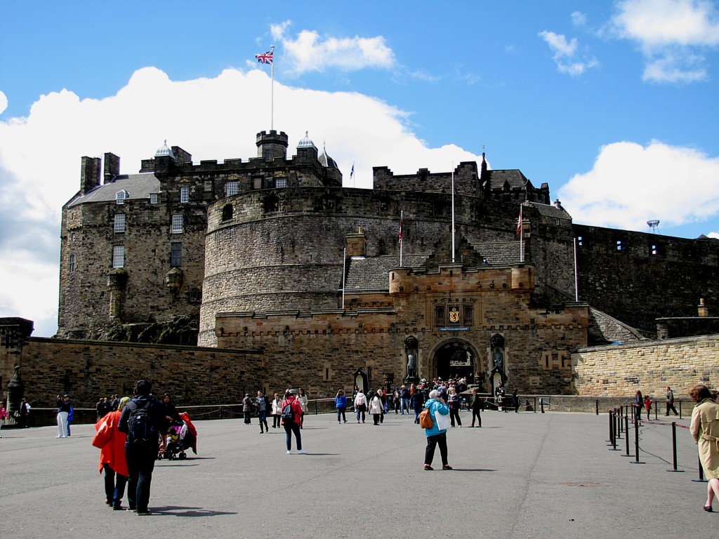 This is the main parade ground before the castle gates. The whole place was very busy, so I don't have as many good pictures as I might have liked. But it's an impressive gate, flanked by statues of William Wallace and Robert the Bruce. The motto over the gate translates as "You cannot provoke me with impunity."