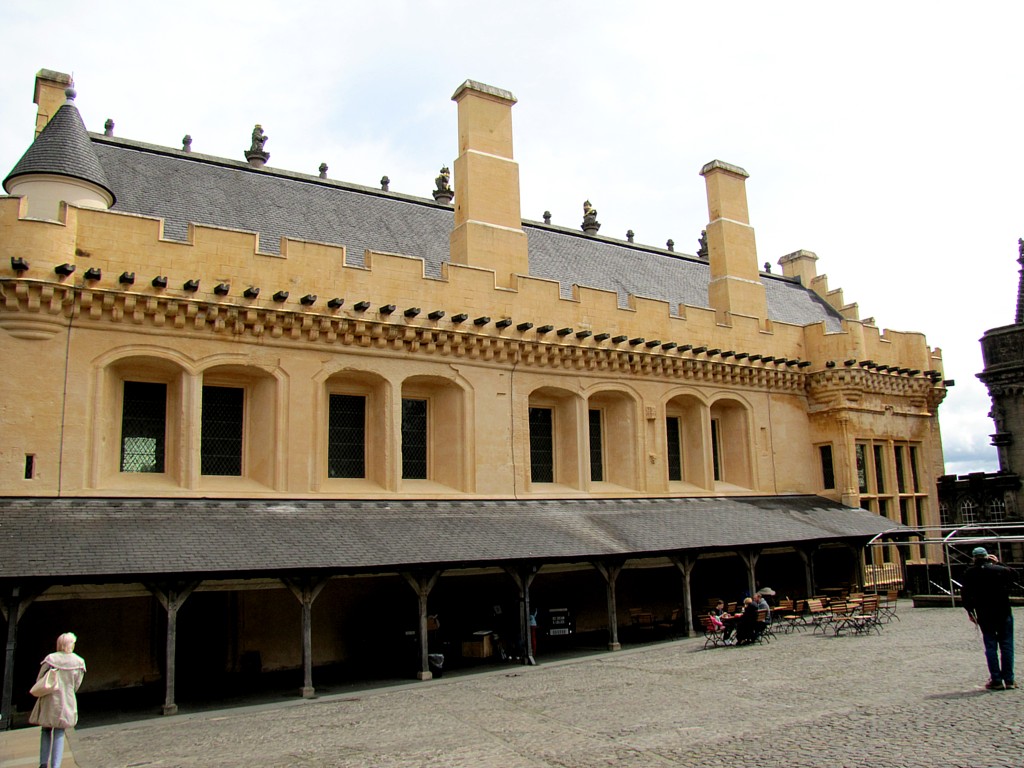 This is the Great Hall, where meals were served. It's essentially a big barn with a roof made the same way the hull of a ship is made. The sandstone is washed with lime to preserve it, and the second coat of the limewash is coloured gold. Originally, all the buildings were this colour as a display of the royal wealth.