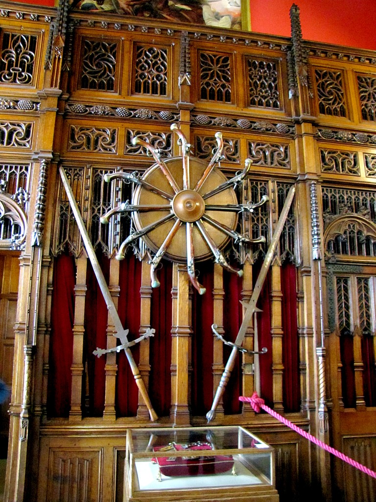 There is a display of weapons in the great hall. Here are some big swords, a bunch of pistols and, in the case below, the key to the castle.